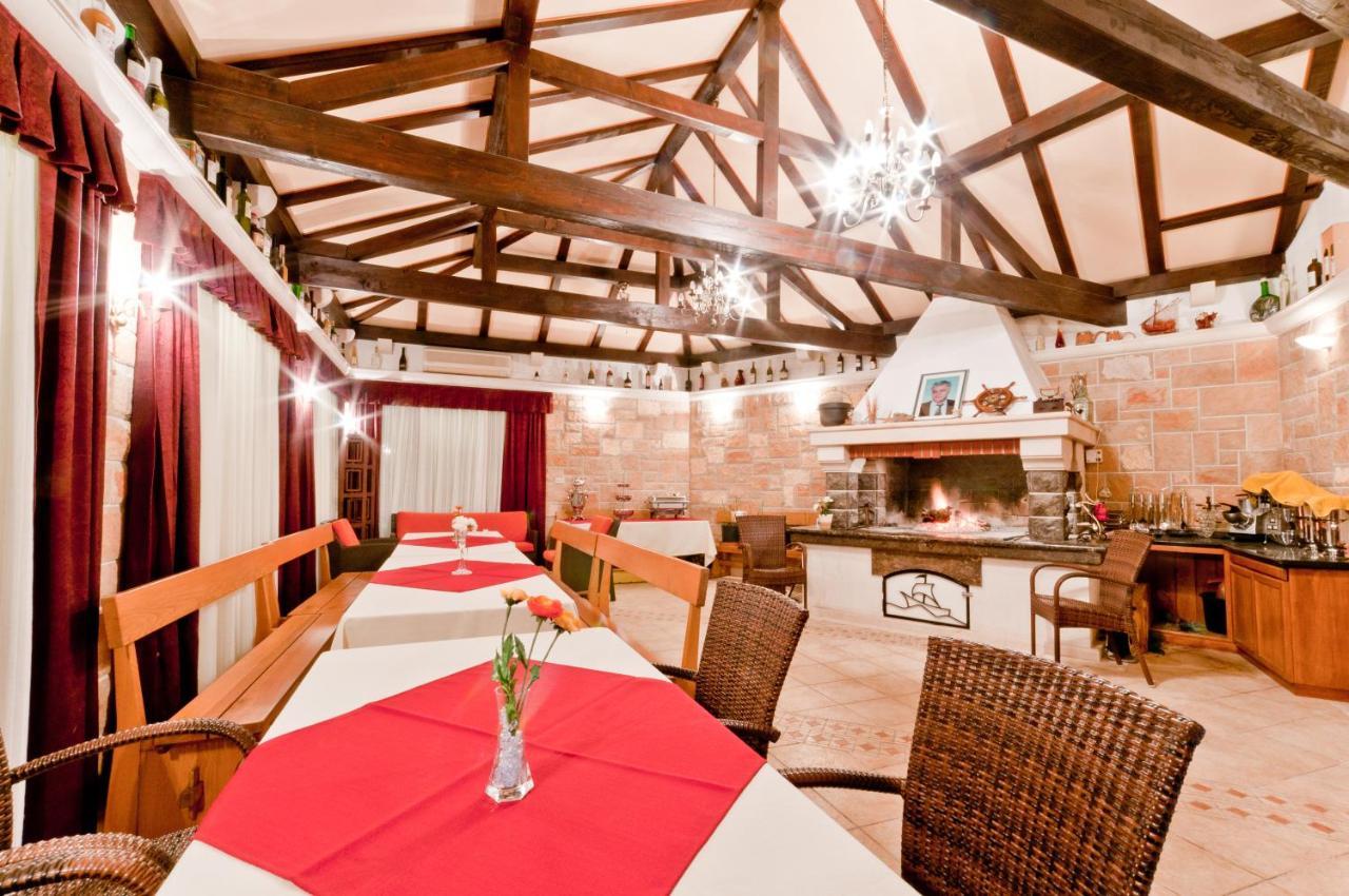 Apartments Barba Petra Dvori Сумартин Екстериор снимка