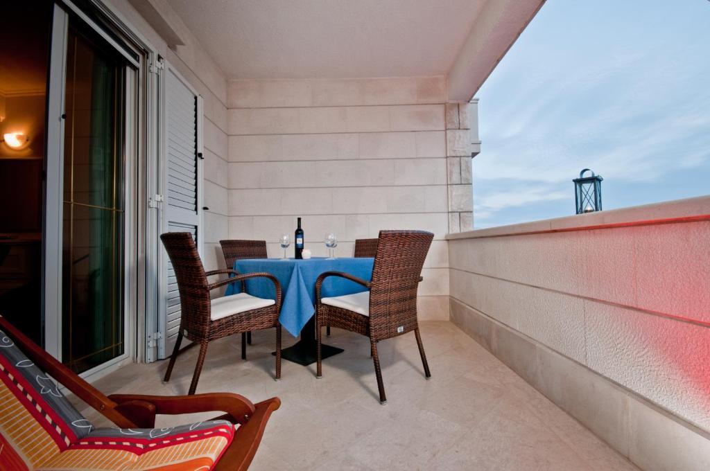 Apartments Barba Petra Dvori Сумартин Екстериор снимка