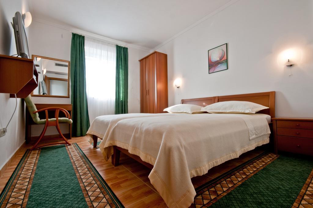 Apartments Barba Petra Dvori Сумартин Екстериор снимка