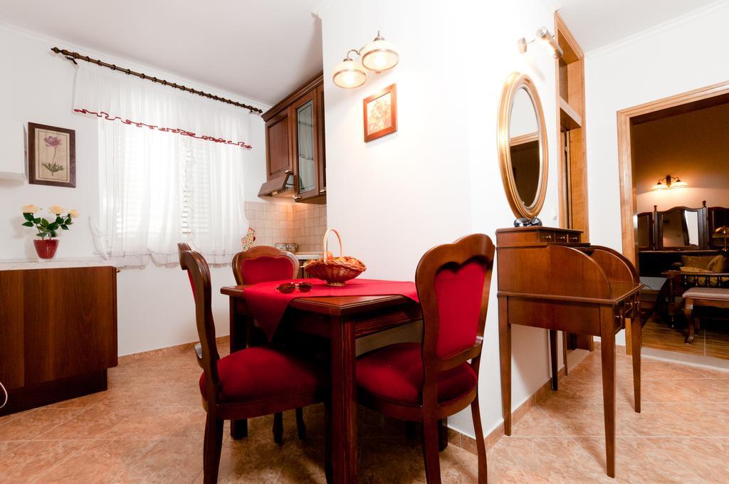 Apartments Barba Petra Dvori Сумартин Екстериор снимка