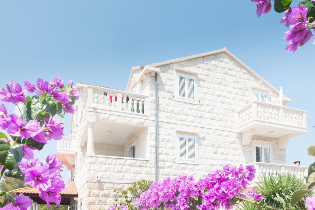 Apartments Barba Petra Dvori Сумартин Екстериор снимка