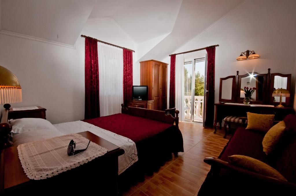 Apartments Barba Petra Dvori Сумартин Стая снимка