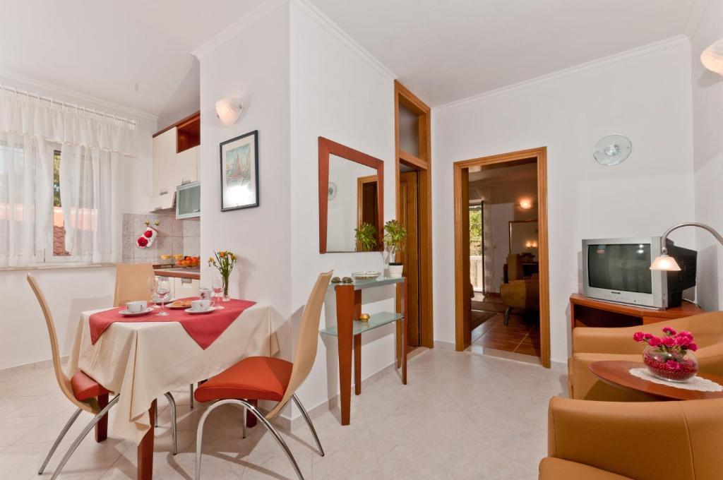 Apartments Barba Petra Dvori Сумартин Стая снимка