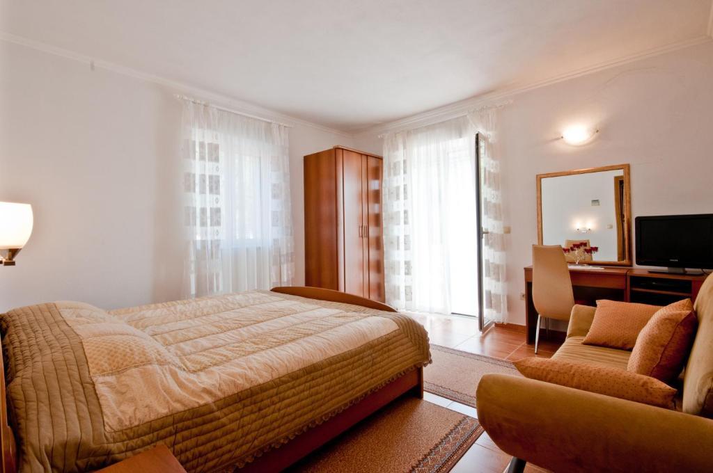 Apartments Barba Petra Dvori Сумартин Стая снимка