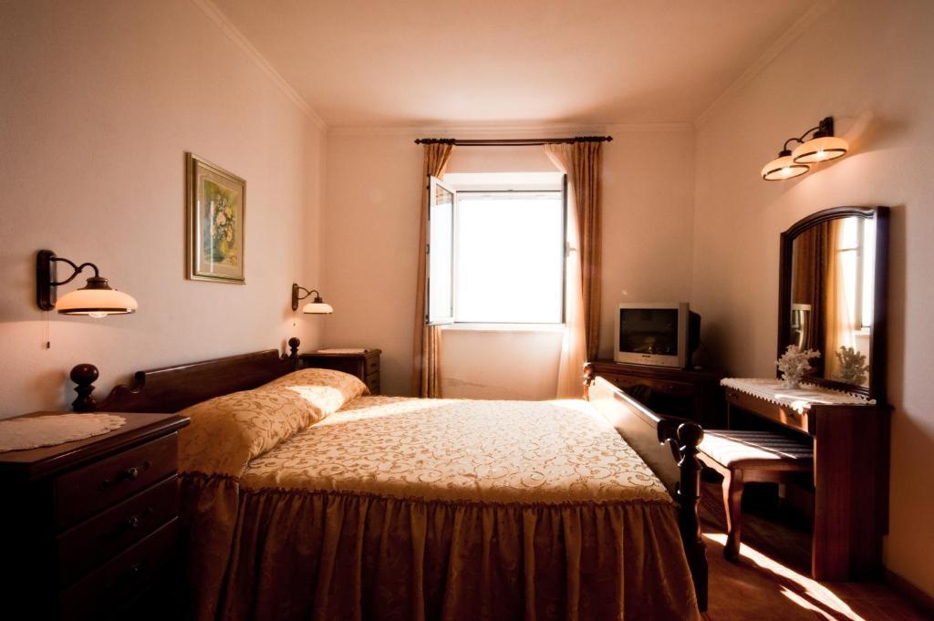 Apartments Barba Petra Dvori Сумартин Стая снимка